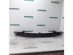 Used Front bumper frame Peugeot 206 CC (2D) 1.6 16V Price € 20,00 Margin scheme offered by Maresia Parts