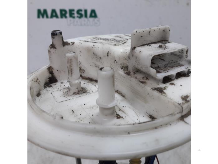 Electric fuel pump from a Fiat Doblo Cargo (263) 1.6 D Multijet 2014
