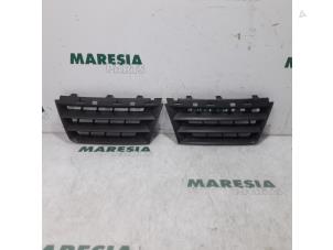 Used Grille Renault Scénic II (JM) 1.6 16V Price € 40,00 Margin scheme offered by Maresia Parts