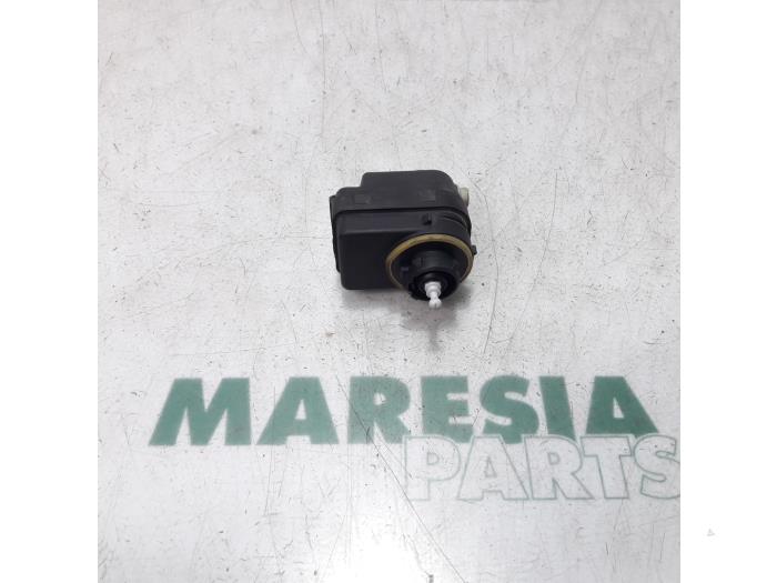 Używane Silnik reflektora Peugeot 106 II 1.4 XN,XR,XT Cena € 20,00 Procedura marży oferowane przez Maresia Parts