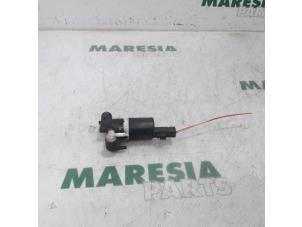 Used Windscreen washer pump Renault Megane III Grandtour (KZ) 1.5 dCi 110 Price € 10,00 Margin scheme offered by Maresia Parts