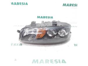 Używane Reflektor lewy Fiat Punto II (188) 1.2 16V Cena € 25,00 Procedura marży oferowane przez Maresia Parts