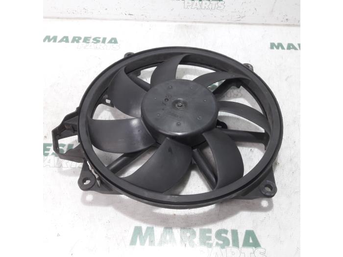 Używane Silnik wentylatora Renault Megane III Grandtour (KZ) 1.5 dCi 110 Cena € 50,00 Procedura marży oferowane przez Maresia Parts