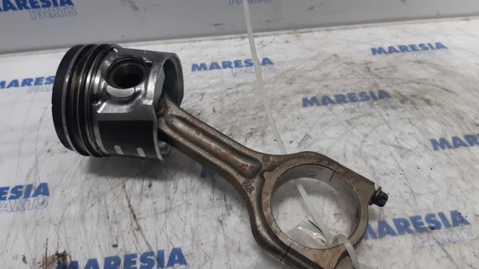 Usados Pistón Peugeot 308 CC (4B) 1.6 HDiF 16V Precio € 60,00 Norma de margen ofrecido por Maresia Parts