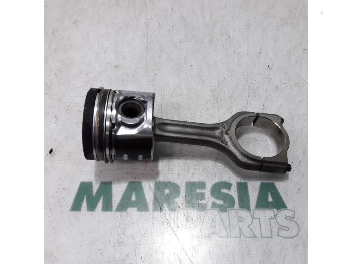 Usados Pistón Peugeot 308 CC (4B) 1.6 HDiF 16V Precio € 60,00 Norma de margen ofrecido por Maresia Parts