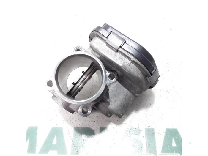 Throttle body from a Peugeot 308 CC (4B) 1.6 HDiF 16V 2015