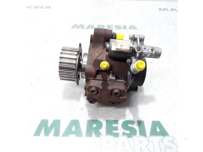 Mechanical fuel pump from a Peugeot 308 CC (4B) 1.6 HDiF 16V 2015