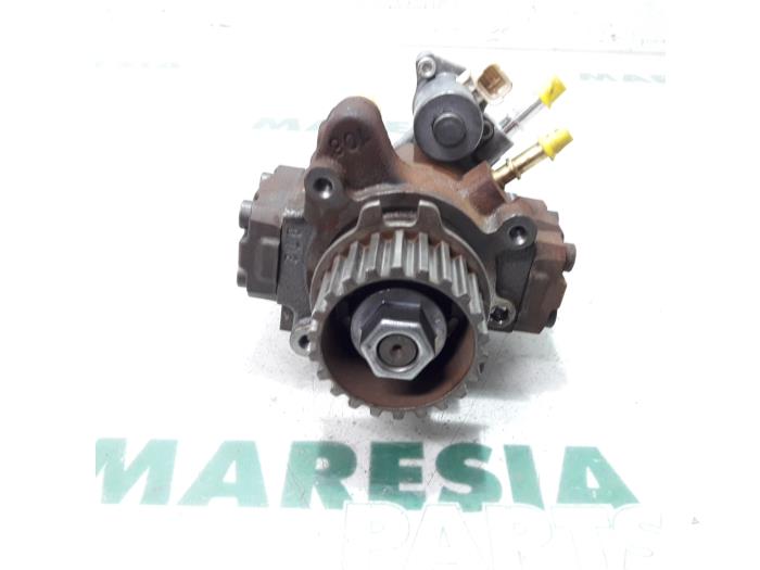 Mechanical fuel pump from a Peugeot 308 CC (4B) 1.6 HDiF 16V 2015