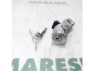 Usagé Serrure de contact + clé Citroen C4 Berline (LC) 1.6 HDi 16V Prix € 60,00 Règlement à la marge proposé par Maresia Parts
