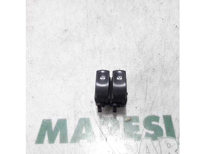 Usados Interruptor combinado de ventanillas Renault Clio III (BR/CR) 1.5 dCi 70 Precio € 25,00 Norma de margen ofrecido por Maresia Parts