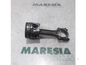 Usados Pistón Renault Clio III (BR/CR) 1.5 dCi 70 Precio € 50,00 Norma de margen ofrecido por Maresia Parts