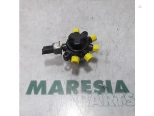 Used Fuel injector nozzle Renault Clio III (BR/CR) 1.5 dCi 70 Price € 50,00 Margin scheme offered by Maresia Parts