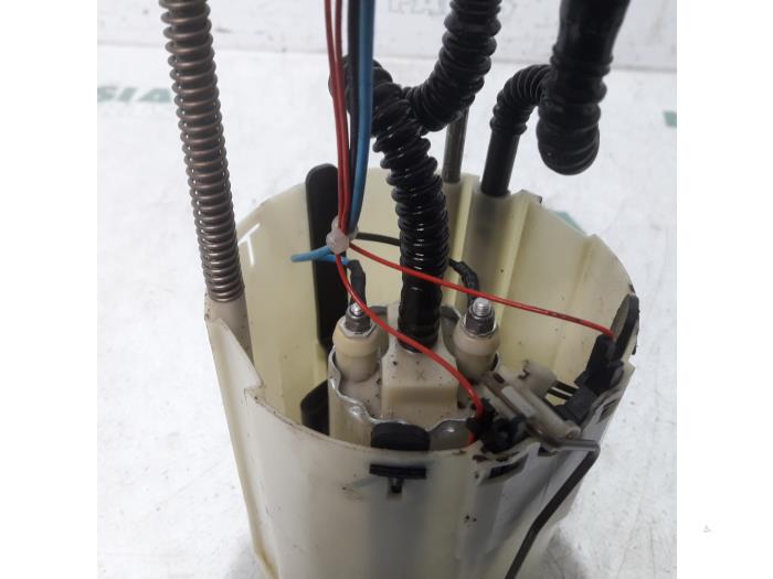 Electric fuel pump from a Peugeot Boxer (244) 2.8 HDi 127 2003