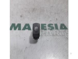 Używane Przelacznik combi okienny Renault Twingo (C06) 1.2 16V Quickshift Cena € 15,00 Procedura marży oferowane przez Maresia Parts