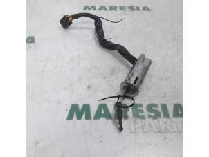 Used Ignition lock + key Renault Twingo (C06) 1.2 16V Quickshift Price € 35,00 Margin scheme offered by Maresia Parts