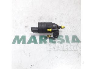 Używane Pompa spryskiwacza przód Renault Twingo (C06) 1.2 16V Quickshift Cena € 15,00 Procedura marży oferowane przez Maresia Parts