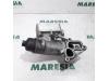 Soporte de filtro de aceite de un Renault Master IV (MA/MB/MC/MD/MH/MF/MG/MH), 2010 2.3 dCi 16V, Furgoneta, Diesel, 2.298cc, 92kW (125pk), FWD, M9TB8, 2012-02, MAF0S; MAF1S; MAF2R; MAF2S; MAF4F; MAF4H; MAF4S; MAF4T; MAF5S; MAFAS; MAFBS; MAFCS; MAFDS; MAFES; MAFFS; MBH4D; MBP4D; MBU4D 2015