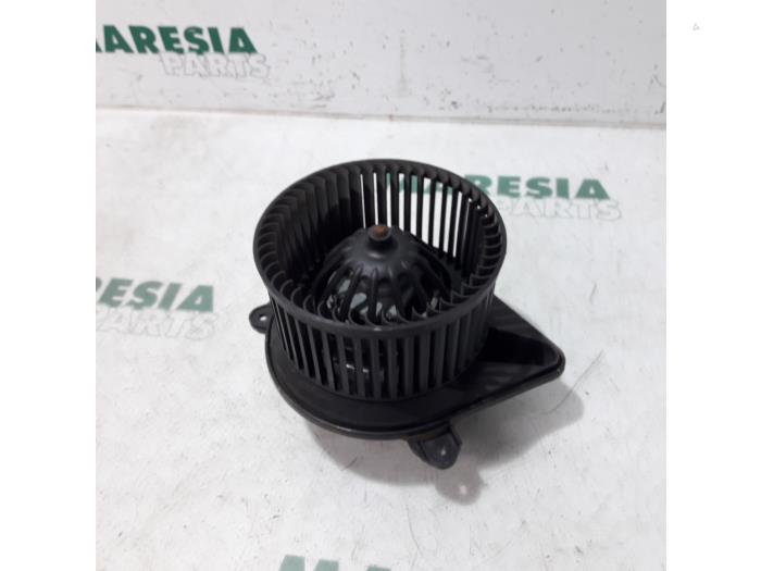 Heating and ventilation fan motor from a Renault Trafic New (FL) 2.0 dCi 16V 115 2011