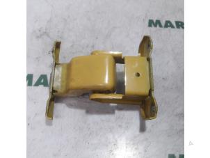 Used Rear door hinge, right Renault Trafic New (FL) 2.0 dCi 16V 115 Price € 75,00 Margin scheme offered by Maresia Parts