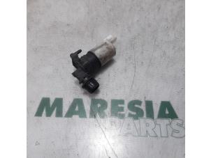 Used Windscreen washer pump Renault Trafic New (FL) 2.0 dCi 16V 115 Price € 20,00 Margin scheme offered by Maresia Parts
