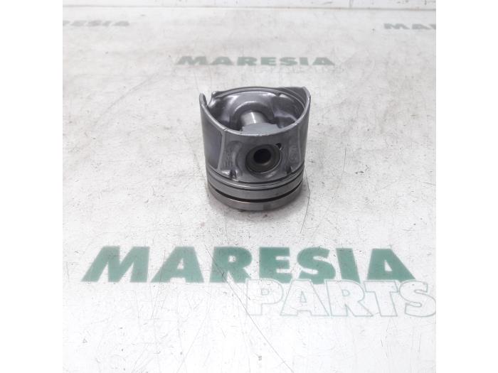 Used Piston Peugeot 407 SW (6E) 2.0 HDiF 16V Price € 35,00 Margin scheme offered by Maresia Parts
