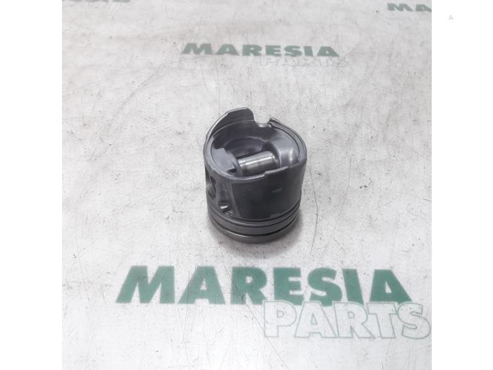 Used Piston Peugeot 407 SW (6E) 2.0 HDiF 16V Price € 35,00 Margin scheme offered by Maresia Parts