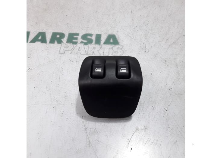 Usados Interruptor combinado de ventanillas Peugeot 206 (2A/C/H/J/S) 1.4 XR,XS,XT,Gentry Precio € 20,00 Norma de margen ofrecido por Maresia Parts