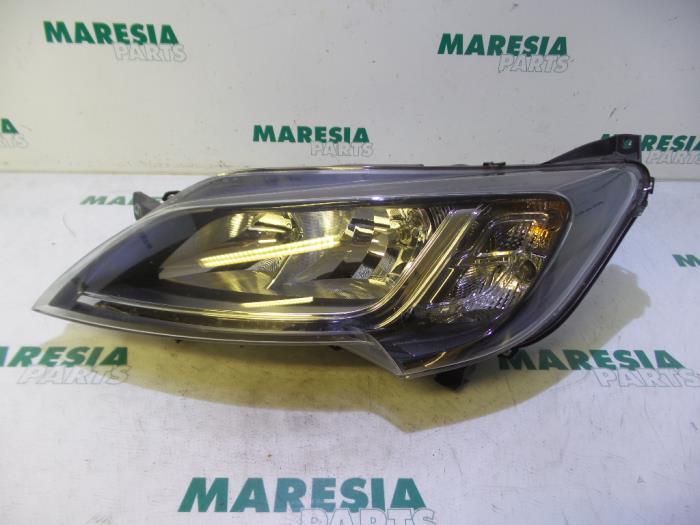 Headlight, left from a Peugeot Boxer (U9) 2.2 HDi 130 Euro 5 2016