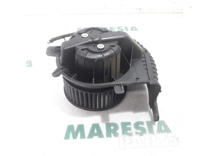 Heating and ventilation fan motor from a Renault Grand Scénic II (JM) 2.0 16V 2007