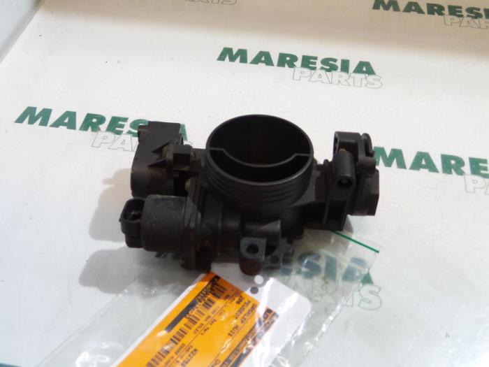 Gebrauchte Drosselklappengehäuse Peugeot 206 (2A/C/H/J/S) 1.1 XN,XR Preis € 50,00 Margenregelung angeboten von Maresia Parts