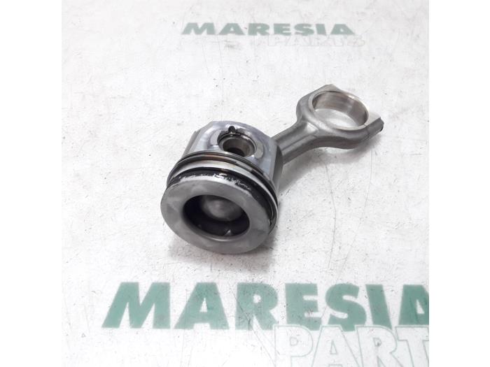 Usagé Piston Citroen DS3 (SA) 1.6 e-HDi Prix € 50,00 Règlement à la marge proposé par Maresia Parts