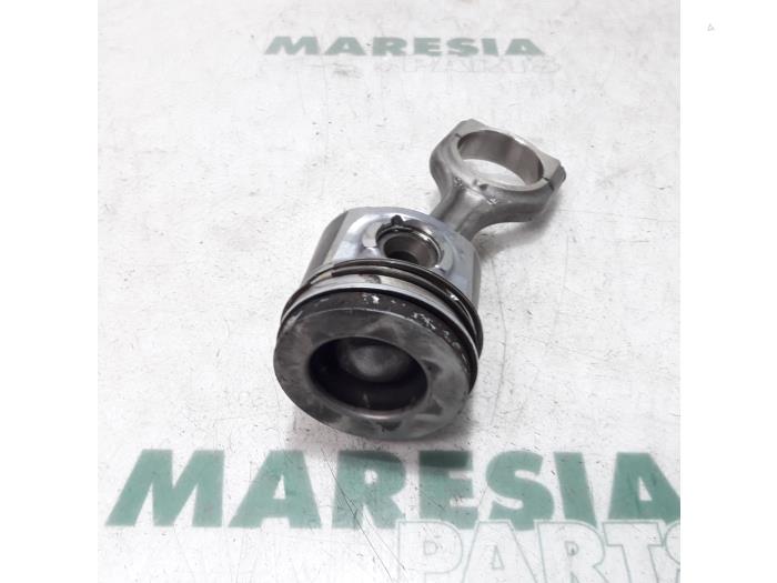 Usagé Piston Citroen DS3 (SA) 1.6 e-HDi Prix € 50,00 Règlement à la marge proposé par Maresia Parts