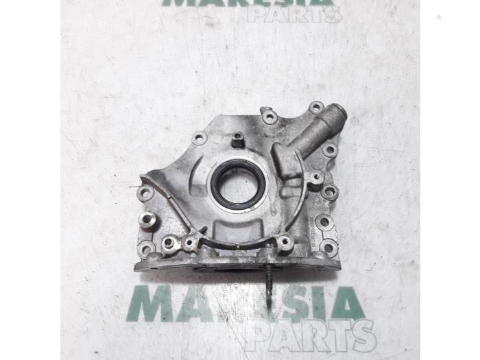 Używane Pompa oleju Peugeot 206 (2A/C/H/J/S) 1.4 HDi Cena € 50,00 Procedura marży oferowane przez Maresia Parts