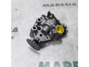 Used Oil pump Renault Trafic New (FL) 2.0 dCi 16V 115 Price € 75,00 Margin scheme offered by Maresia Parts