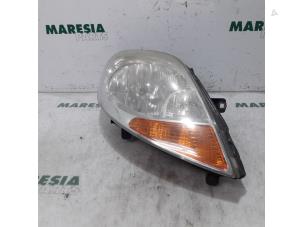 Used Headlight, right Renault Trafic New (FL) 2.0 dCi 16V 90 Price € 50,00 Margin scheme offered by Maresia Parts