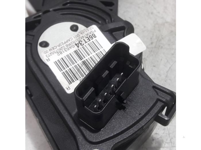 Throttle pedal position sensor from a Peugeot 308 SW (L4/L9/LC/LJ/LR) 1.6 HDi 92 16V 2015