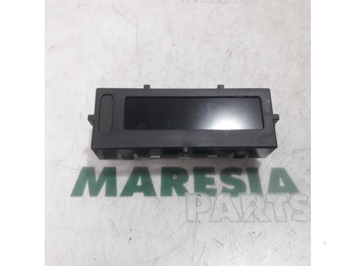 Begagnade Innerdisplay Renault Master III (FV) 2.3 dCi 125 16V FWD Pris € 102,85 Inklusive moms erbjuds av Maresia Parts