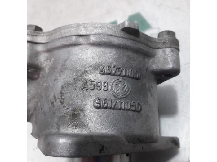 Vacuum pump (diesel) from a Fiat Punto II (188) 1.9 JTD 80 ELX 3-Drs. 2001