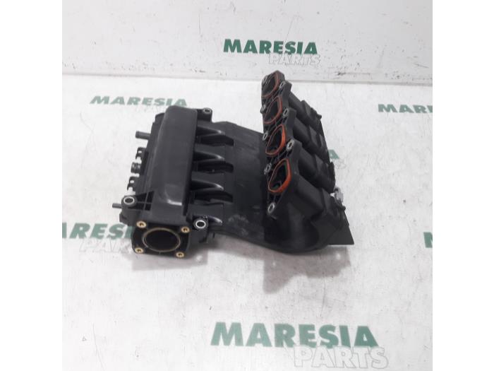 Intake manifold from a Renault Clio III (BR/CR) 1.2 16V 75 2007