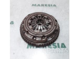 Usagé Volant moteur Renault Clio III (BR/CR) 1.2 16V 75 Prix € 75,00 Règlement à la marge proposé par Maresia Parts