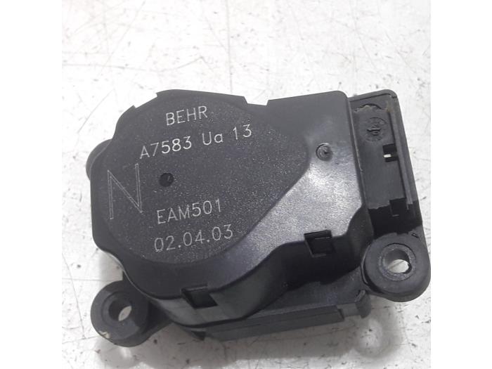 Heater valve motor from a Peugeot 307 SW (3H) 2.0 HDi 90 2003