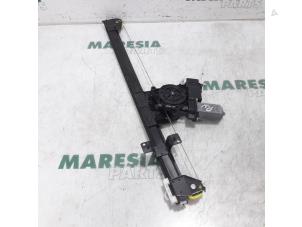 Używane Mechanizm szyby prawej przedniej wersja 2-drzwiowa Citroen Jumper (U9) 2.0 BlueHDi 130 Cena € 78,65 Z VAT oferowane przez Maresia Parts