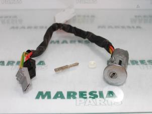 Usados Cerradura de contacto y llave Renault Kangoo Express (FC) 1.6 16V Precio € 25,00 Norma de margen ofrecido por Maresia Parts