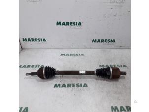 Used Front drive shaft, left Renault Grand Scénic II (JM) 2.0 16V Price € 40,00 Margin scheme offered by Maresia Parts