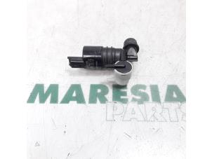 Używane Pompa spryskiwacza przód Citroen C5 III Tourer (RW) 2.0 HDiF 16V Cena € 10,00 Procedura marży oferowane przez Maresia Parts