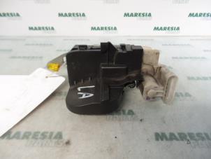 Używane Mechanizm blokady drzwi lewych tylnych wersja 4-drzwiowa Alfa Romeo 147 (937) 1.6 HP Twin Spark 16V Cena € 25,00 Procedura marży oferowane przez Maresia Parts