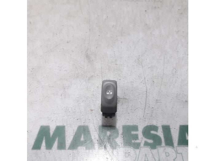 Usados Interruptor combinado de ventanillas Renault Twingo (C06) 1.2 Precio € 10,00 Norma de margen ofrecido por Maresia Parts