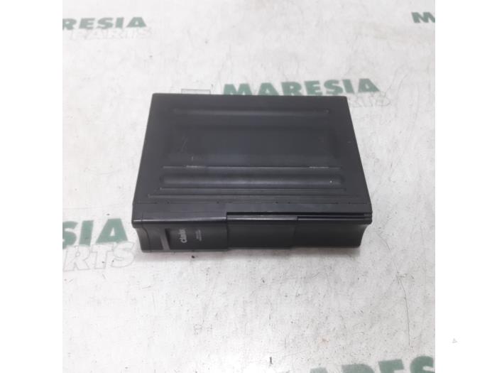 Używane Zmieniarka CD Peugeot 206 (2A/C/H/J/S) 1.6 16V Cena € 75,00 Procedura marży oferowane przez Maresia Parts