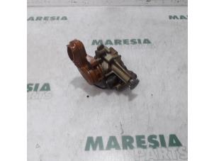 Used Oil pump Renault Scénic IV (RFAJ) 1.2 TCE 115 16V Price € 40,00 Margin scheme offered by Maresia Parts