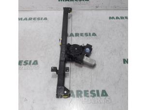 Używane Mechanizm szyby prawej przedniej wersja 2-drzwiowa Citroen Jumper (U9) 2.2 HDi 120 Euro 4 Cena € 78,65 Z VAT oferowane przez Maresia Parts